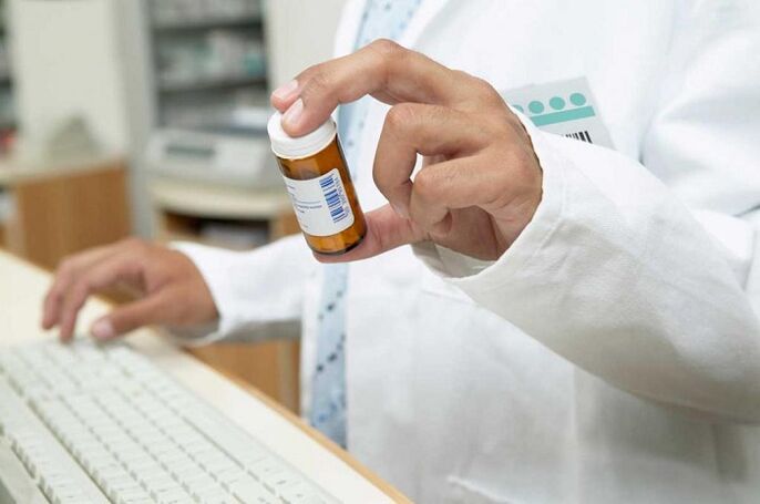 zdravnik predpiše tablete za preprečevanje črvov